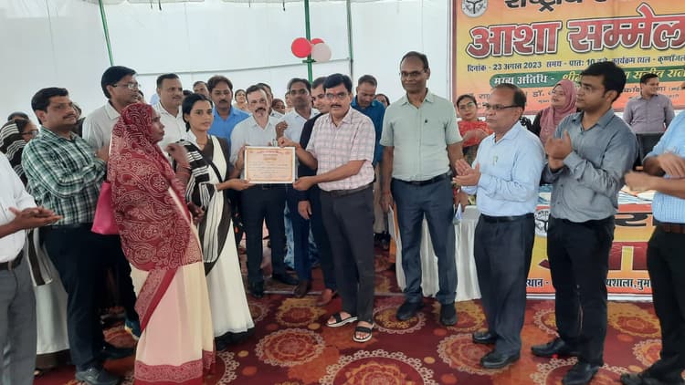 अलीगढ़: आशा कार्यकर्ताओं को मिला ग्लोबल हेल्थ लीडर्स सम्मान, स्वस्थ भारत निर्माण में निभा रहीं हैं अहम किरदार