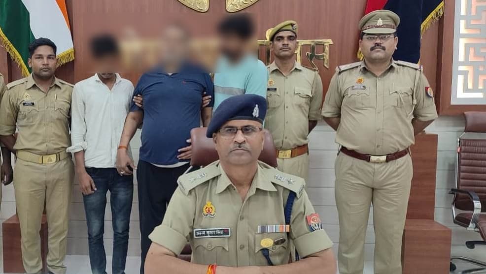 गोरखपुर में नकली नोट छापने वाले गिरोह का भंडाफोड़, सरगना समेत तीन आरोपी गिरफ्तार, जानें कैसे हुआ खुलासा