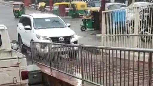 यूपी के मंत्री जी को पकड़नी थी ट्रेन, तो लखनऊ स्‍टेशन में घुसाई कार, अखिलेश यादव ने साधा निशाना