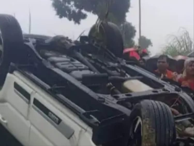 फिरोजाबाद में वाहन की टक्कर से नहर में डूबी स्कॉर्पियो, कार सवार 2 युवकों ने जान बचा ली, तीसरा पानी में समाया