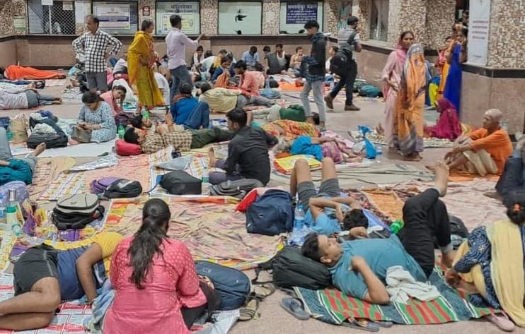 Bihar Teacher Exam: पटना जंक्शन पर मेले की तरह उमड़ी भीड़, प्लेटफॉर्म से लेकर कोच तक पैर रखने की जगह नहीं