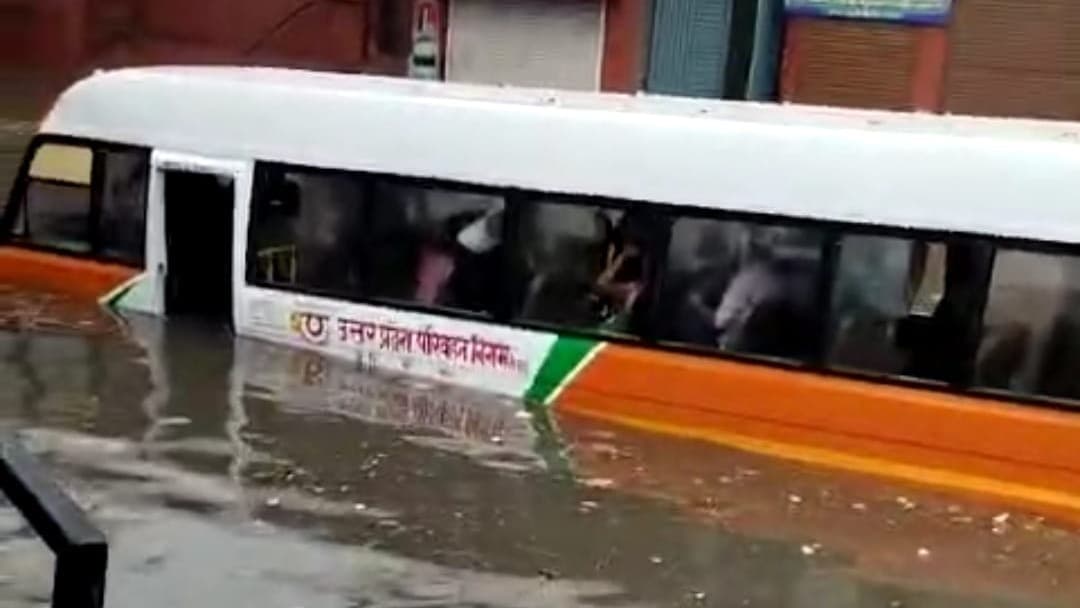 सीएम योगी तक पहुंचा आगरा में जल भराव का मामला, नगर निगम के अधिकारियों पर हुई कार्रवाई