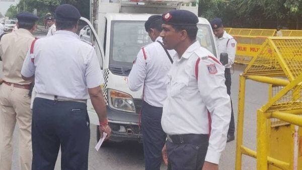 लखनऊ: बारिश में भीगते हुए यातायात व्यवस्था संभाल रहे ट्रैफिककर्मी, 1300 कर्मियों के लिए सिर्फ 125 रेनकोट