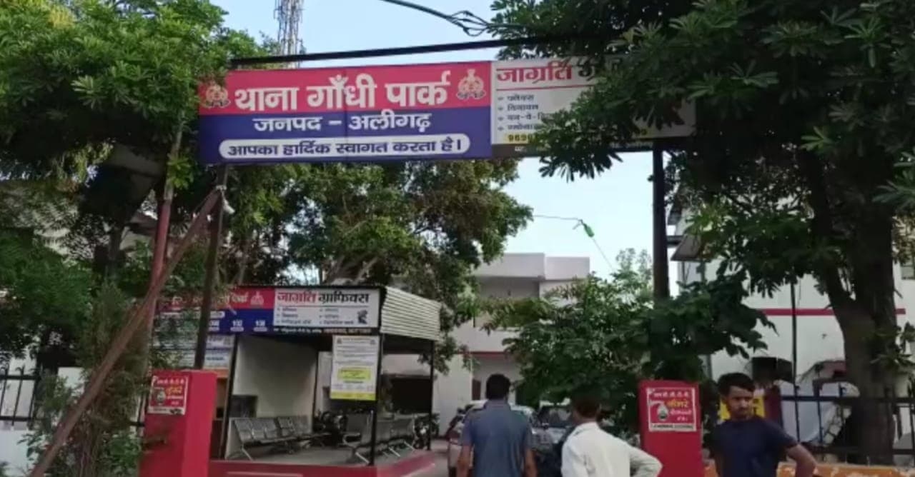 अलीगढ़: धाराएं कम करने के नाम पर रिश्वत मांग रहा दरोगा रंगे हाथ गिरफ्तार, एसएसपी ने किया निलंबित