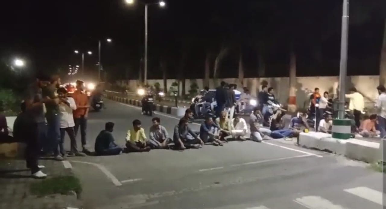 अलीगढ़ मुस्लिम यूनिवर्सिटी के हॉस्टल में छात्रों को मिलने वाले खाने में निकले कीड़े, कुलपति आवास पर किया हंगामा