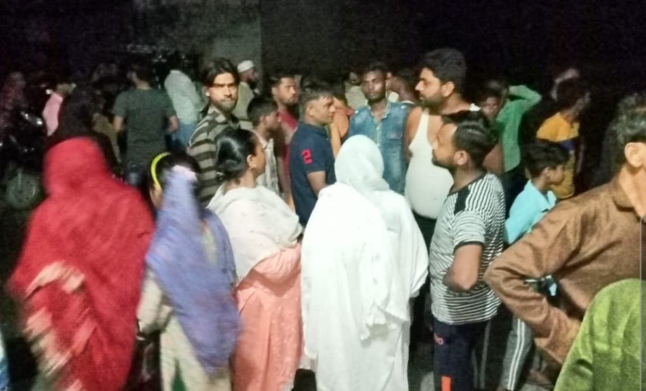 अलीगढ़: जर्जर दीवार में लगा लोहे का गेट गिरने से पांच बच्चे दबे, एक बच्ची की मौत, चार घायल