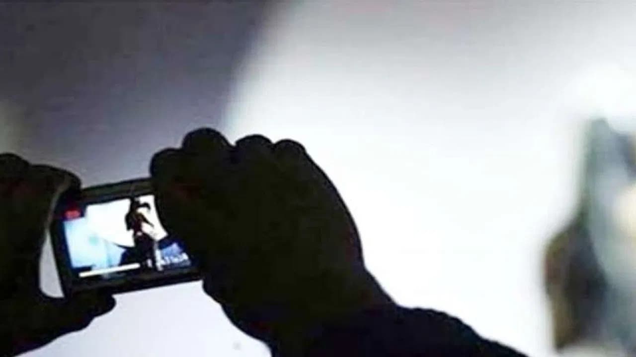 गोरखपुर: महिला ने वीडियो कॉल पर युवक का बनाया अश्लील वीडियो, FIR की धमकी देकर वसूले 65 हजार रुपए, जानें मामला