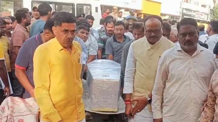 Madurai Train Fire: हादसे में जान गवाने वाले 9 शवों को हवाई मार्ग से लाया गया लखनऊ, सबकी आंखें हुई नम