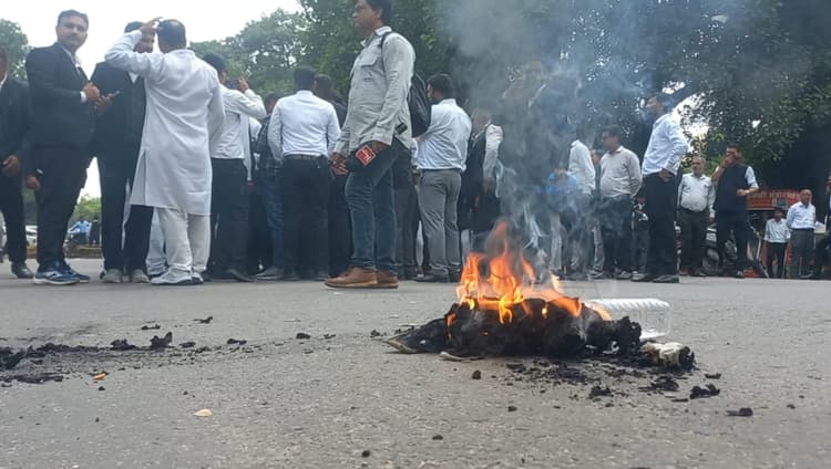 UP बार काउंसिल ने हापुड़ के DM - SP का ट्रांसफर कर दोषियों की गिरफ्तारी के लिए सरकार को 48 घंटे का दिया समय