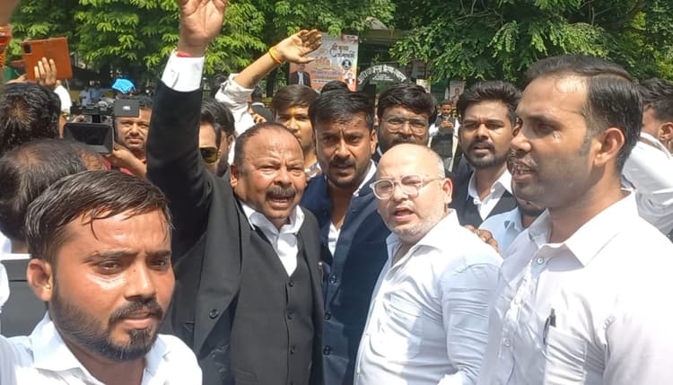 हापुड़ में वकीलों पर लाठीचार्ज : CM ने जांच को कमिश्नर की अध्यक्षता में एसआइटी गठित की, वकीलों का गुस्सा फूटा