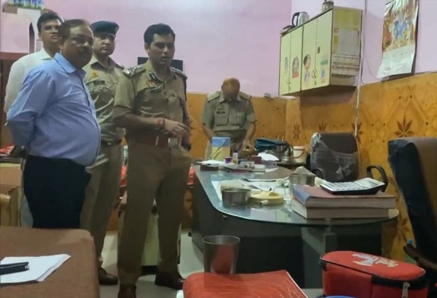 Ghaziabad News : तहसील में दोपहर दो बजे हथियार लेकर घुसे हमलावर, चैंबर में खाना खाते वकील की गोली मारकर हत्या