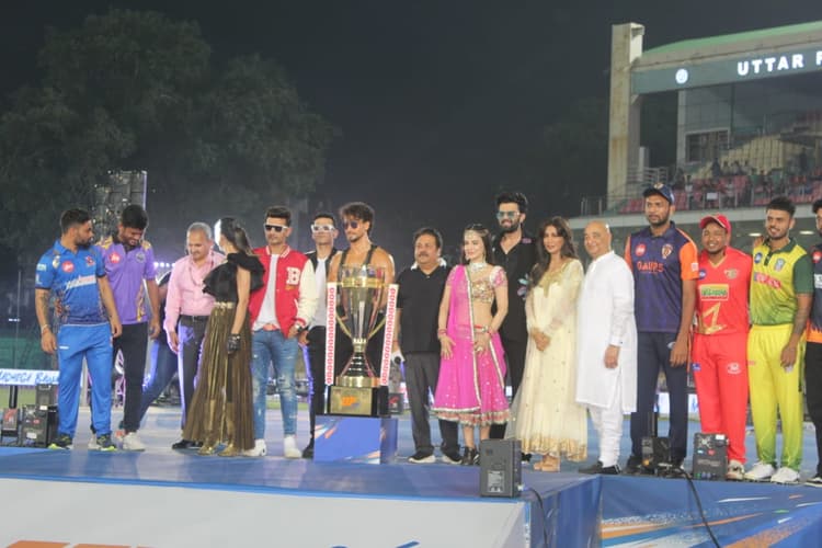 UP T-20 League Opening Ceremony: टाइगर-अमीषा के डांस ने बांधा समां, गदर फिल्म के गानों पर झूम उठे दर्शक