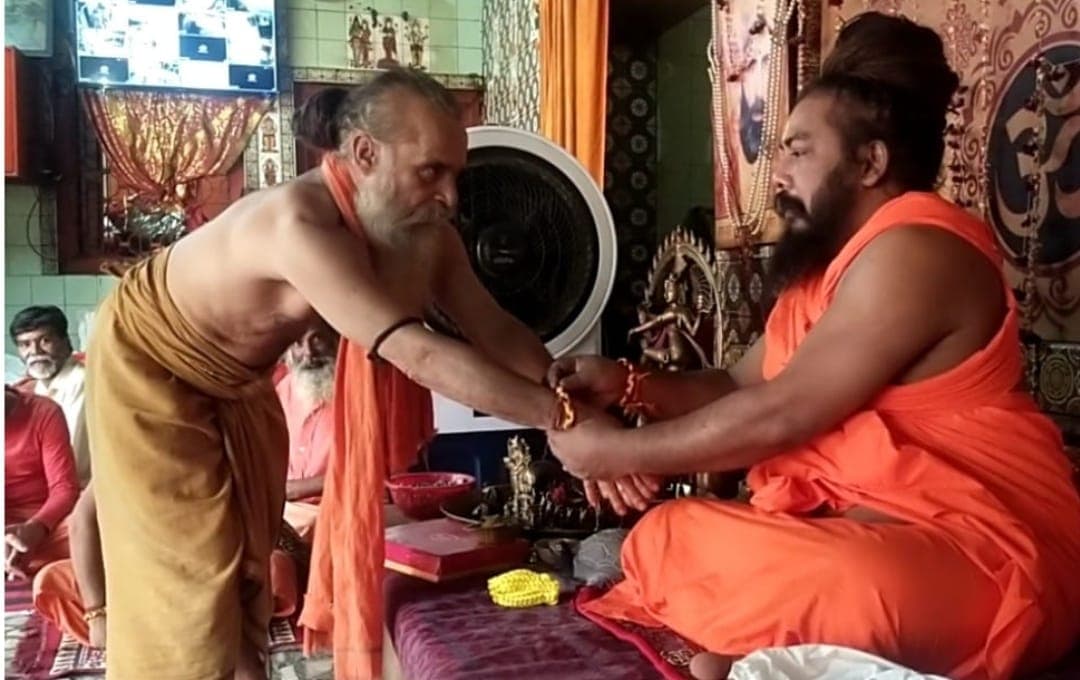 UP News : बरेली में साधुओं ने एक दूजे को बांधी राखी, बहनों ने जेल में बंद भाई की कलाई को नहीं रहने दिया सूना