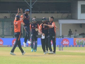 UP T-20 League : सुपर ओवर में लखनऊ फाल्कंस ने गोरखपुर लायंस को हराया, 4 रन से जीता मैच...