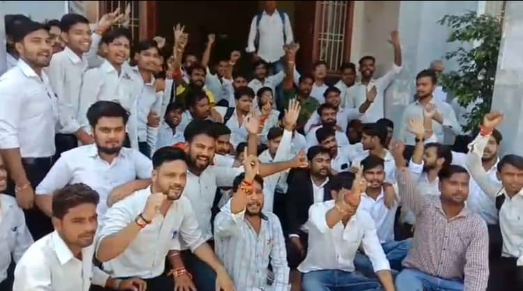 अलीगढ़: LLB परीक्षा का बहिष्कार, समय बढ़ाने की मांग को लेकर छात्रों ने किया हंगामा, अब तीन घंटे का समय मिलेगा