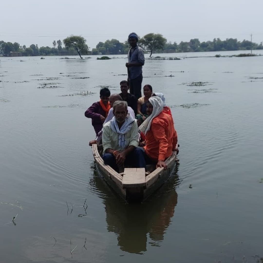 Lucknow Flood Report LIVE : कई गांवों में घुसा गोमती का पानी, बिना नाविक के 3 नाव पर पूरी सुल्तानपुर पंचायत