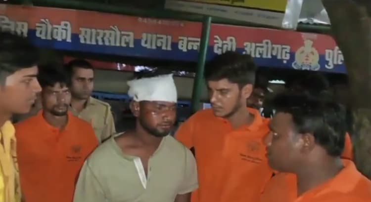UP News : अलीगढ़  में विहिप की शोभायात्रा से लौट रहे कार्यकर्ताओं पर हमला, एक घायल, हंगामा, चार आरोपी गिरफ्तार