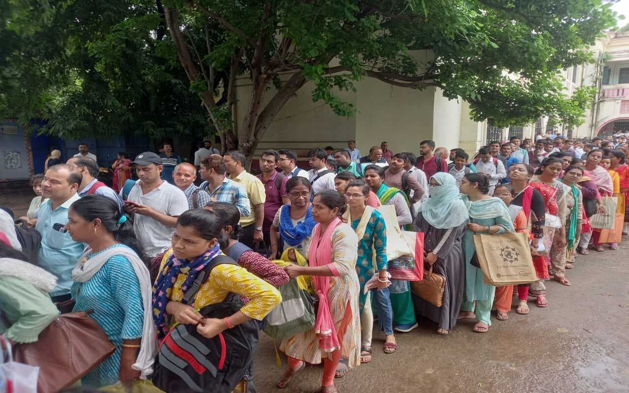 बिहार शिक्षक भर्ती परीक्षा के डॉक्यूमेंट वेरिफिकेशन के लिए उमड़ी अभ्यर्थियों की भीड़, देखें तस्वीरें