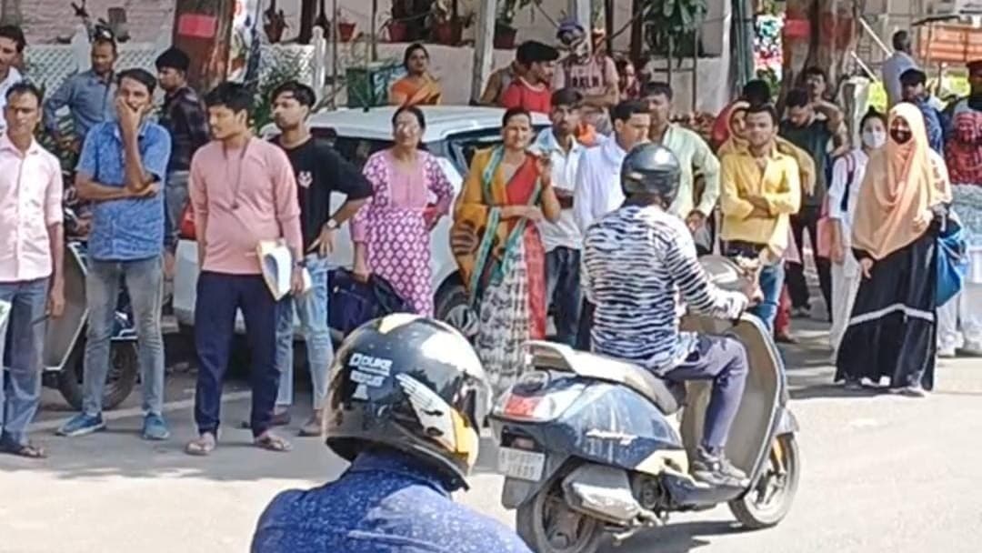 आगरा: एमजी रोड पर नया ट्रैफिक प्लान हुआ ध्वस्त, फर्राटे भरते दिखे ई-रिक्शा वाले, सवारियों को नहीं मिली बस