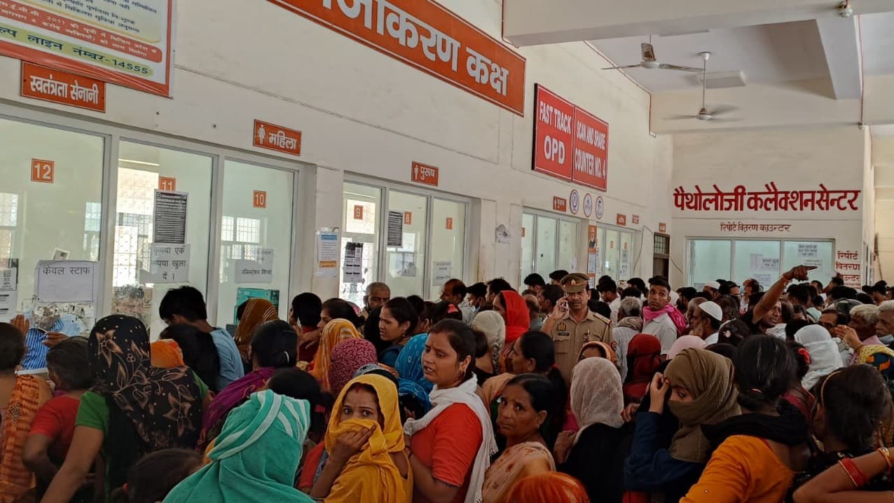 आगरा: SN मेडिकल कॉलेज में पर्ची कटाने के लिए झेलनी पड़ रही दुश्वारी, गर्मी में धक्का-मुक्की से बेहाल हुए मरीज