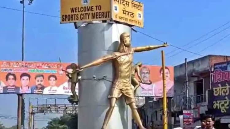 मेरठ में नीरज चोपड़ा के स्टैच्यू का भाला गायब होने पर हड़कंप, पुलिस बोली- रिप्लेस कराने के लिए हटाया गया