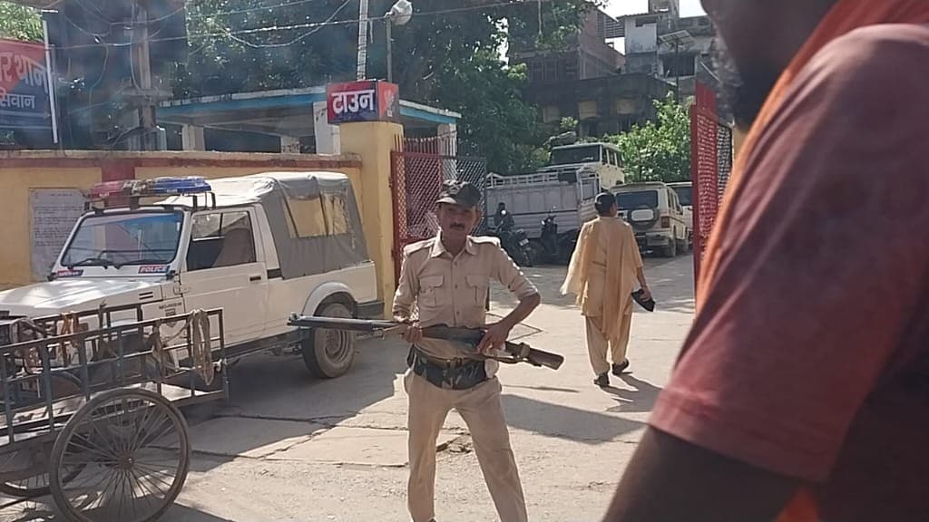 सीवान के बैंक में तैनात होम गार्ड जवान से राइफल छीनकर भागा युवक, गार्ड ने पीछा कर पकड़ा