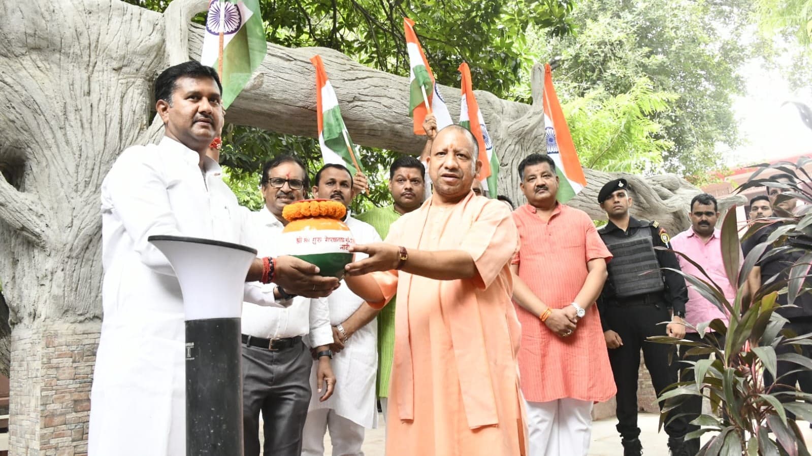 सीएम योगी ने किया 'मेरी माटी-मेरा देश' अभियान का शुभारंभ, सौंपी गोरखनाथ मंदिर की माटी