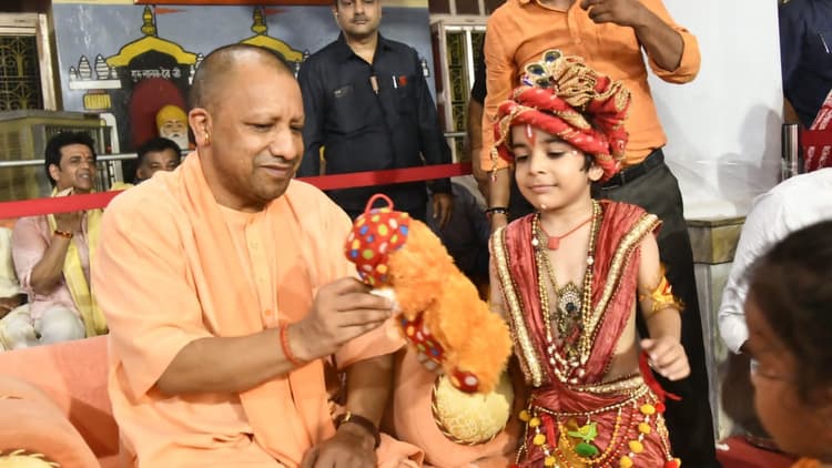 Janmashtami 2023: सीएम योगी ने कान्हा को पालने में बैठाकर झुलाया झूला, गोरखनाथ मंदिर में की पूजा-अर्चना