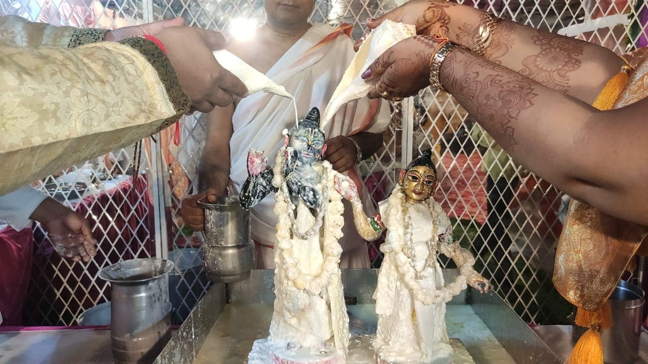 Janmashtami 2023: श्री कृष्ण की भक्ति में डूबा श्री जगन्नाथ मंदिर, कान्हा के जन्म होते ही झूमने लगे भक्त