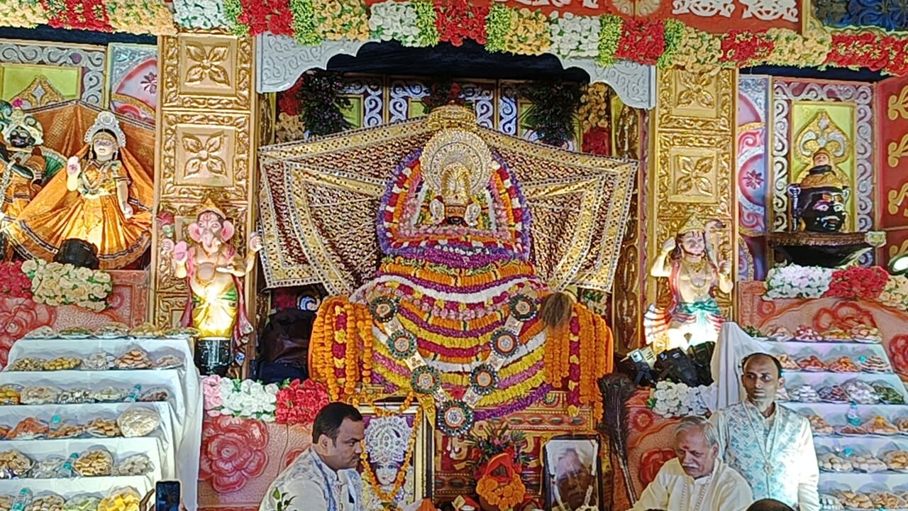 Janmashtami 2023: महालक्ष्मी मंदिर में जन्माष्टमी महोत्सव का हुआ आयोजन, भजन संध्या के साथ जन्मे कन्हैया