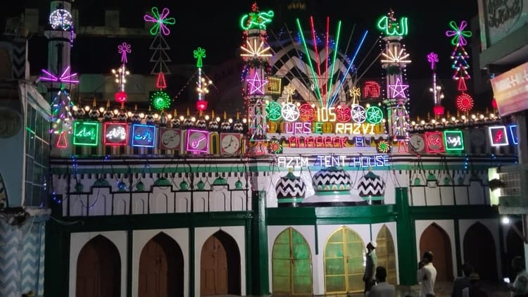 बरेली: अजमेर के संदल की खुशबू से महकी दरगाह आला हजरत, दुनिया भर से जुटने लगे जायरीन