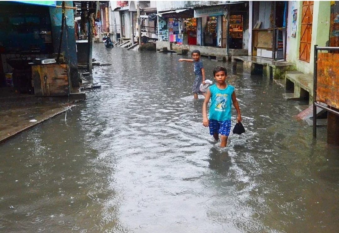 Weather Update:  लखनऊ सहित यूपी में बारिश का पानी बना लोगों के लिए मुसीबत, बरेली में बिजली ठप, आगरा में जलजमाव