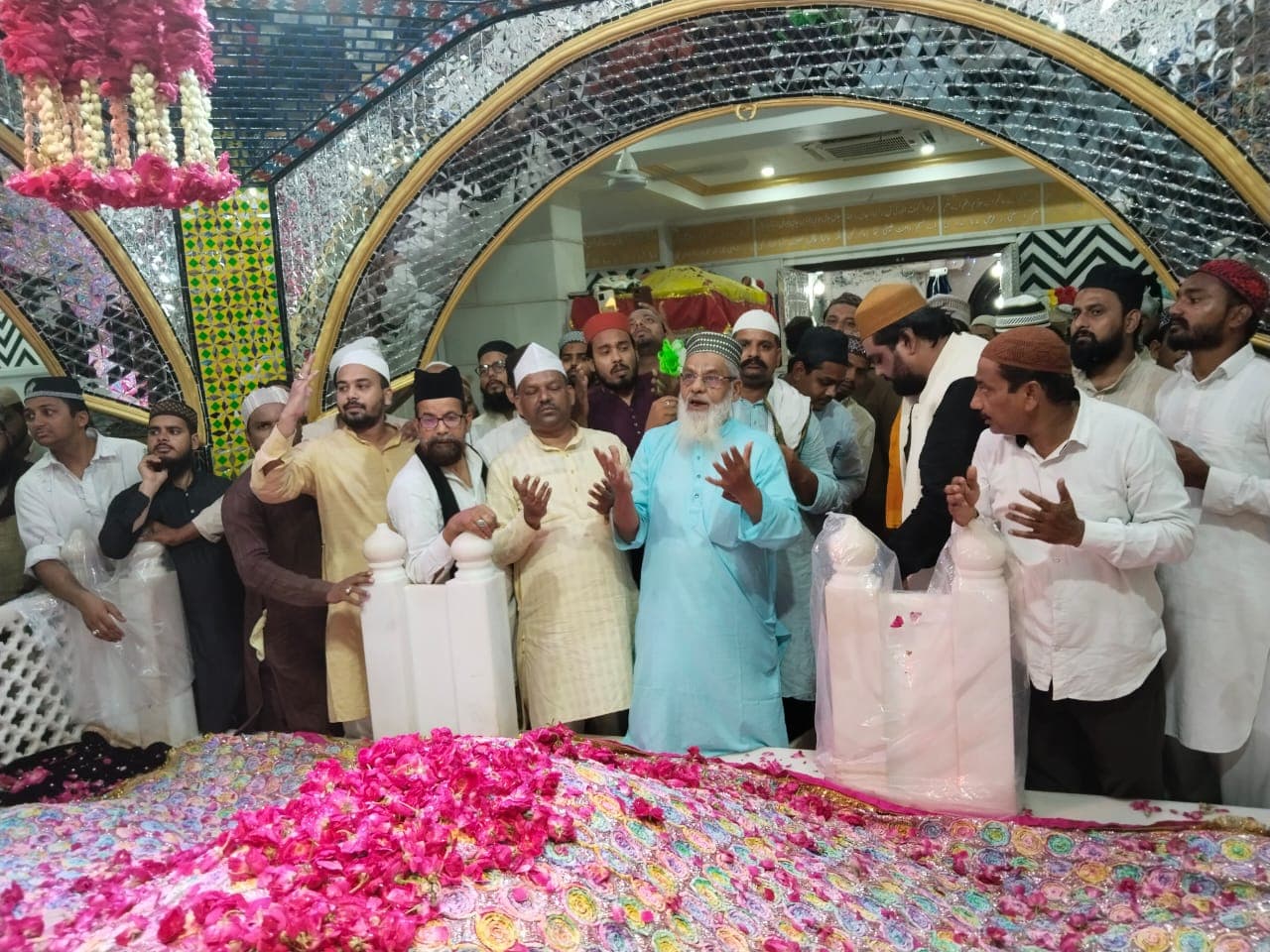 परचम कुशाई के साथ उर्स-ए-रजवी का आगाज, साउथ अफ्रीका- नेपाल के उलमा ने की तकरीर, बरेली में रूट डायवर्जन रहेगा