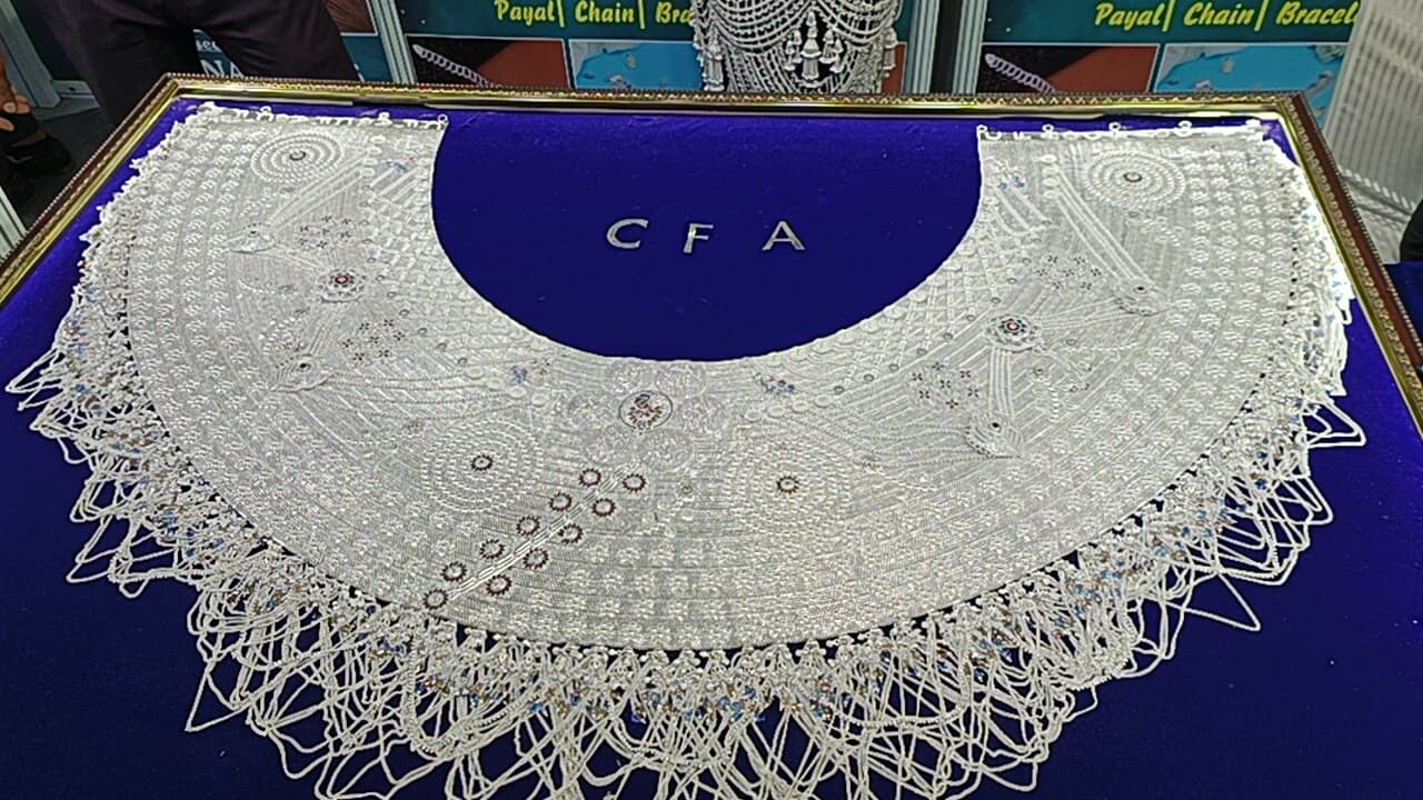 Agra news : ज्वेलरी प्रदर्शनी में सभी को अपनी ओर खींच रही 12 किलो चांदी से बनी पायल और 7 किलो की करधनी