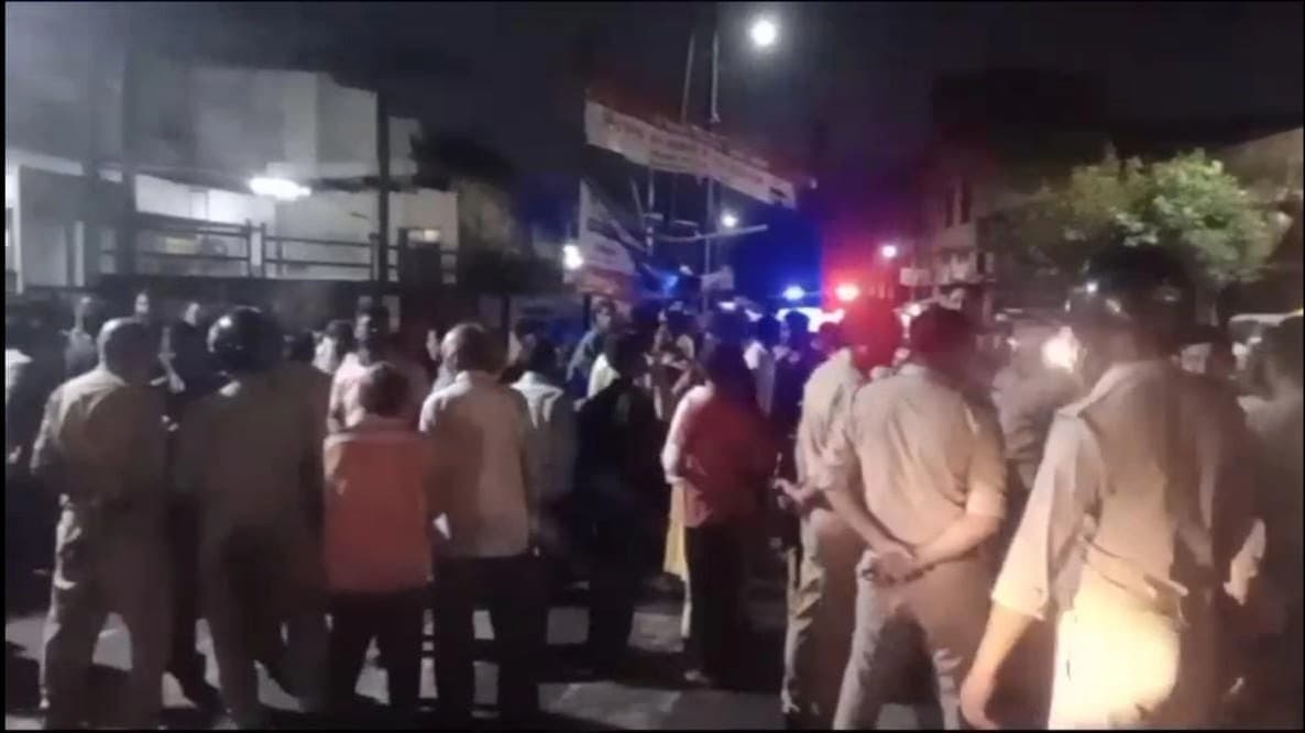 आगरा में लगातार हो रही बारिश के बीच गिरा विशाल पेड़, नीचे दबकर बाइक सवार की मौत