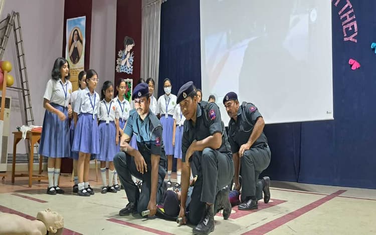 पटना के कार्मेल हाई स्कूल में आपदा से बचाव के लिए किया गया मॉक ड्रिल, SDRF ने बच्चों को दी विशेष ट्रेनिंग