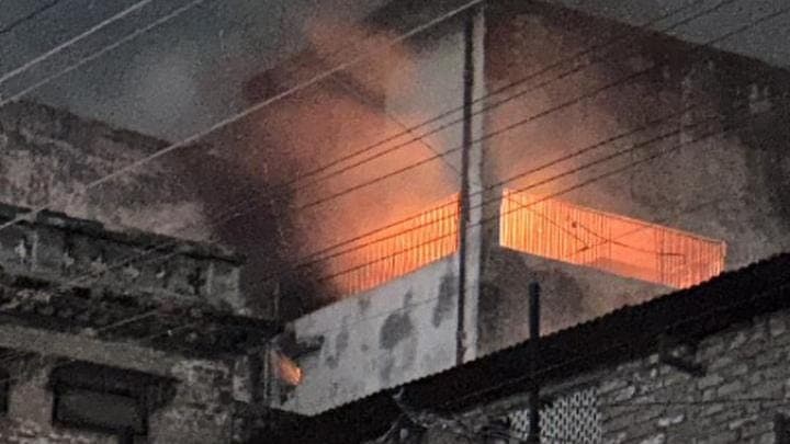 कानपुर: मूलगंज मर्केंटाइल बिल्डिंग के थर्ड फ्लोर पर लगी भीषण आग, फायर ब्रिगेड की टीम ने पाया काबू