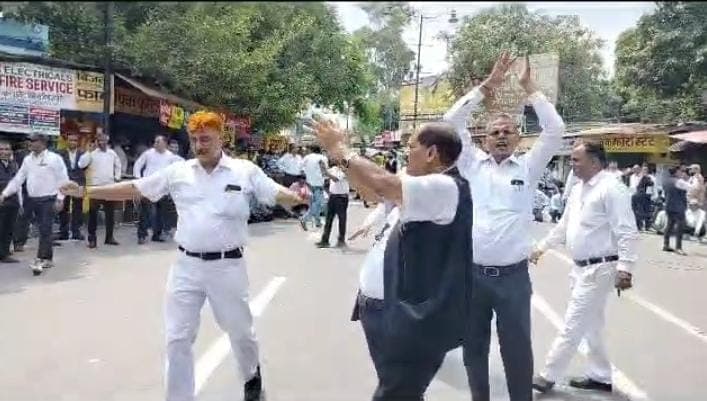 हापुड़ की घटना को लेकर वकीलों में आक्रोश, पुलिस के खिलाफ पूरे यूपी में फूंका बिगुल, जगह- जगह धरना- प्रदर्शन