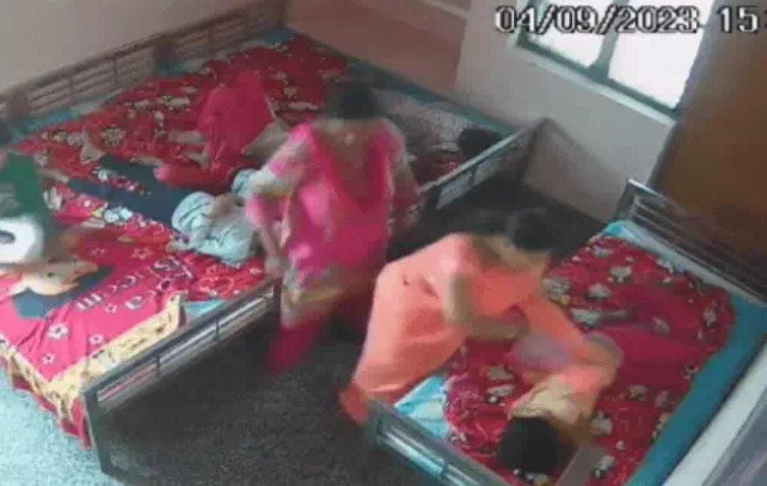बच्चियों को चप्पल से पीटने वाली आगरा के बाल गृह की अधीक्षिका गिरफ्तार, कर्मचारियों ने भी लगाए गंभीर आरोप