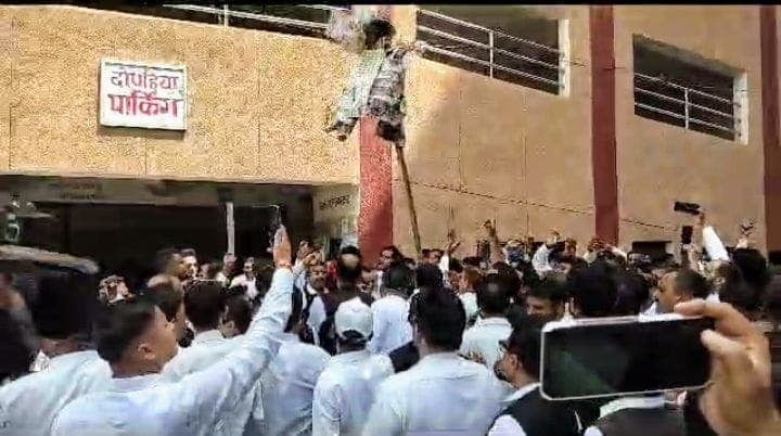 Hapur lathicharge case : सड़क पर उतरे पूरे प्रदेश के वकील, हंगामा- हाथपाई, पुलिस से टकराव, लखनऊ में अफरा-तफरी