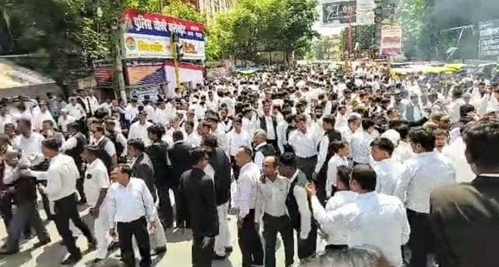 UP Advocate Strike: वकीलों की हड़ताल खत्म, हटाए जाएंगे हापुड़ के ASP, सस्पेंड होंगे इंस्पेक्टर-सीइओ