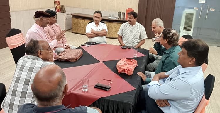 Hindi Diwas 2023: अलीगढ़ में संगोष्ठी का हुआ आयोजन, डॉ. पुष्पेंद्र बोले- विश्व में भाषा की भागीरथी है हिंदी