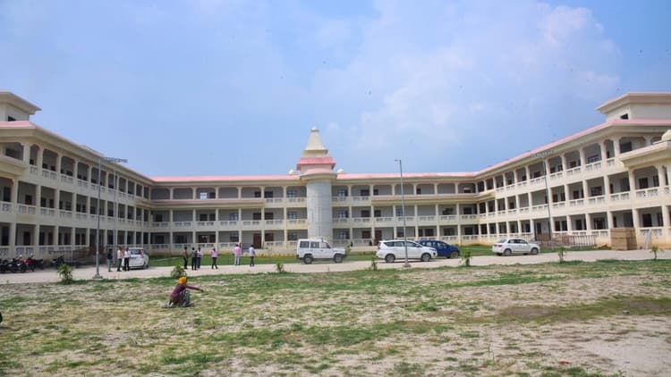 अलीगढ़ के अटल आवासीय विद्यालय में मजदूरों के बच्चे ले रहे निशुल्क आधुनिक शिक्षा, 80 स्टूडेंट्स को मिला दाखिला