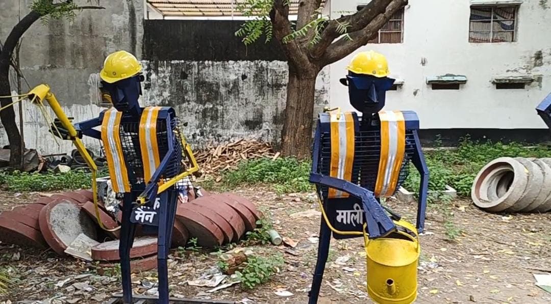 सम्मान: बदबू और गंदगी में काम करने वाले सफाईकर्मियों का लगेंगे कबाड़ से बने स्टेच्यू, आगरा नगर निगम की पहल