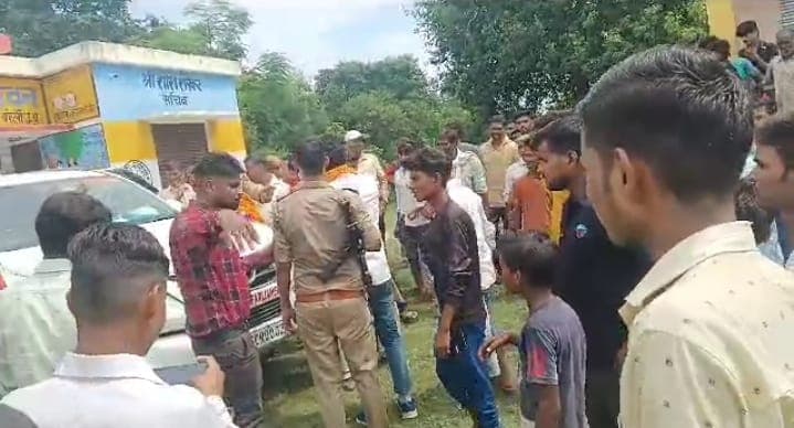 बरेली: भाजपा सांसद पर युवक ने थप्पड़ मारने का लगाया आरोप, ग्रामीणों ने किया जमकर हंगामा, जानें पूरा मामला
