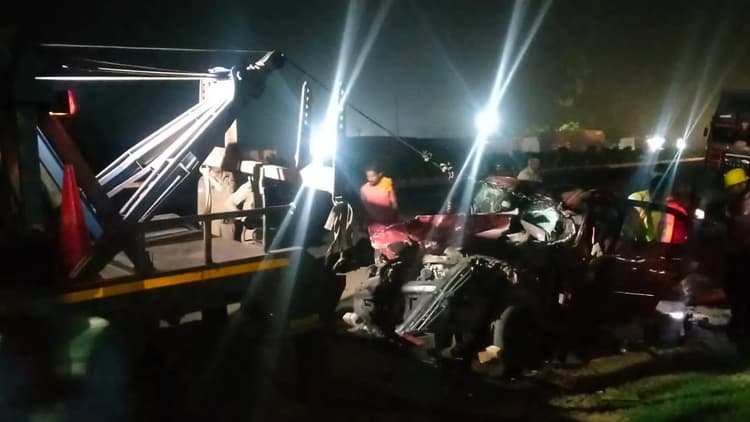 मथुरा में नेशनल हाईवे पर तेज रफ़्तार कार की ट्रक से भिड़ंत, हादसे में 4 की मौत, दो घायल