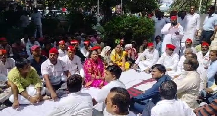 UP News : बढ़ती मंहगाई,  24 घंटे बिजली आपूर्ति के मुद्दे को लेकर बरेली में सरकर के खिलाफ सड़क पर उतरे सपाई