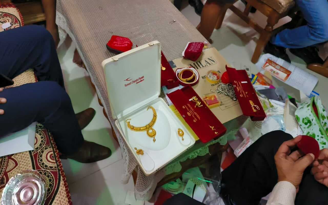 PHOTOS: बांका के कार्यपालक अभियंता के ठिकानों पर विजिलेंस की छापेमारी, कैश व जमीन के कागजात बरामद