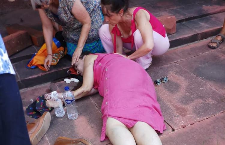 UP News : फतेहपुर सीकरी में रेलिंग टूटने से फ्रांस के पर्यटक नौ फीट नीचे गिरे, एक की मौत, मचा हड़कंप