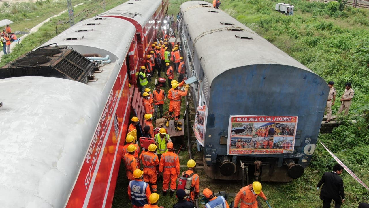 Indian Railway: सोनपुर जंक्शन पर रेल दुर्घटना की हुई मॉक ड्रिल, पढ़िए पूरी खबर..